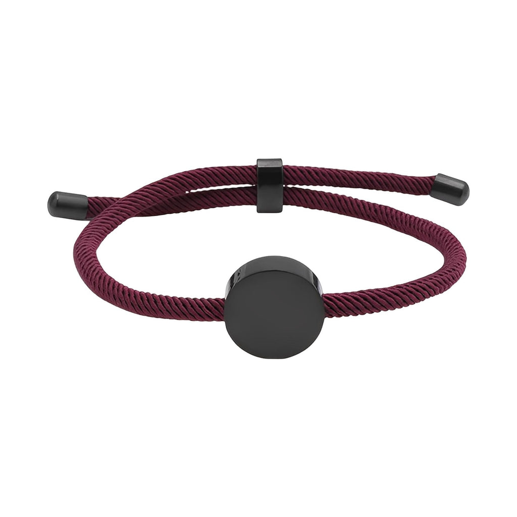 Bracelet cordon bordeaux avec médaillon rond en acier inoxydable noir finition lisse.