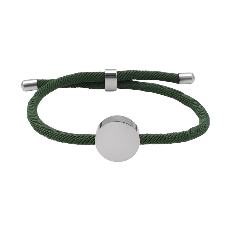 Bracelet cordon vert foncé avec médaillon rond en acier inoxydable lisse, ajustable.