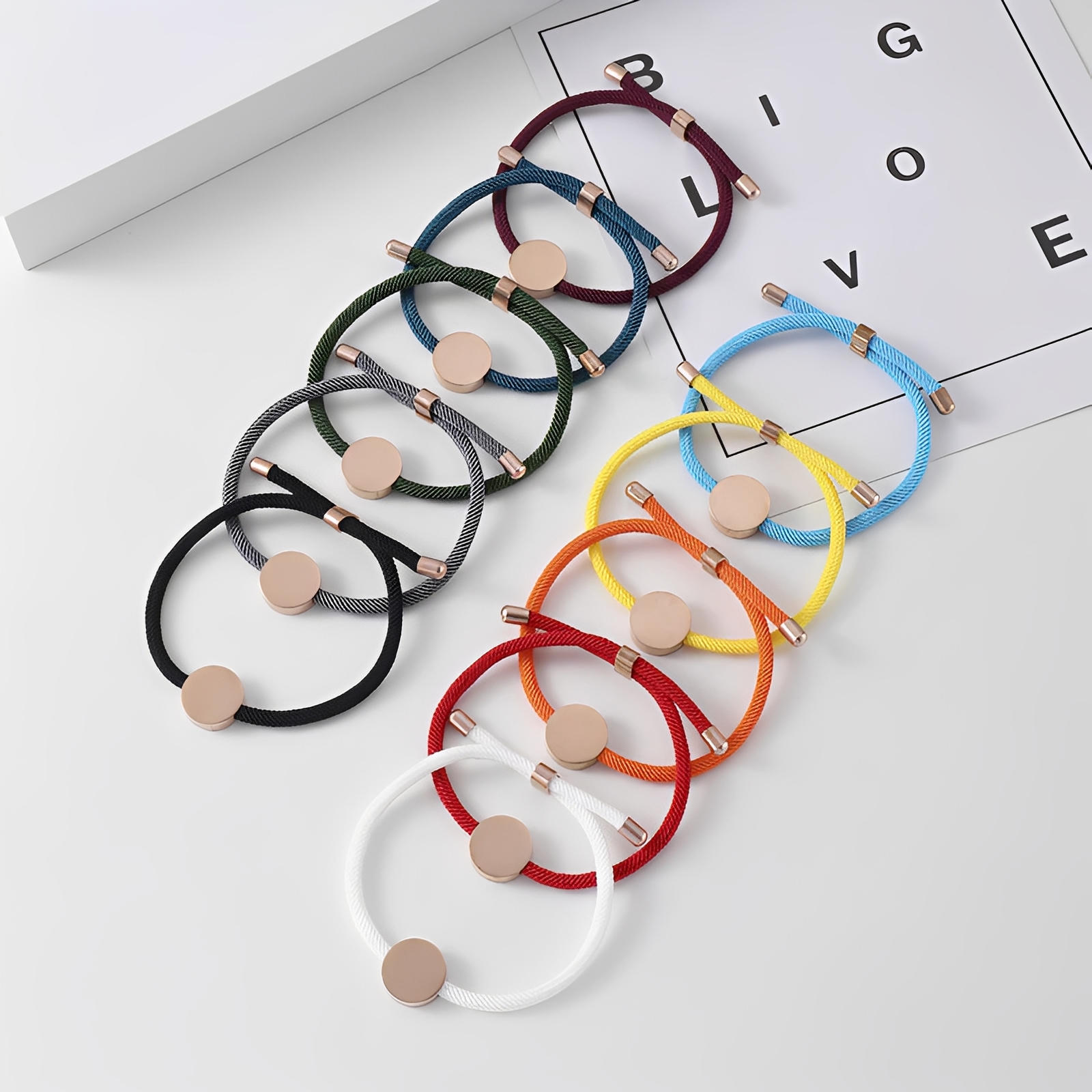 Bracelets cordon colorés avec médaillon rond en acier inoxydable, style personnalisable, modèle Dax.