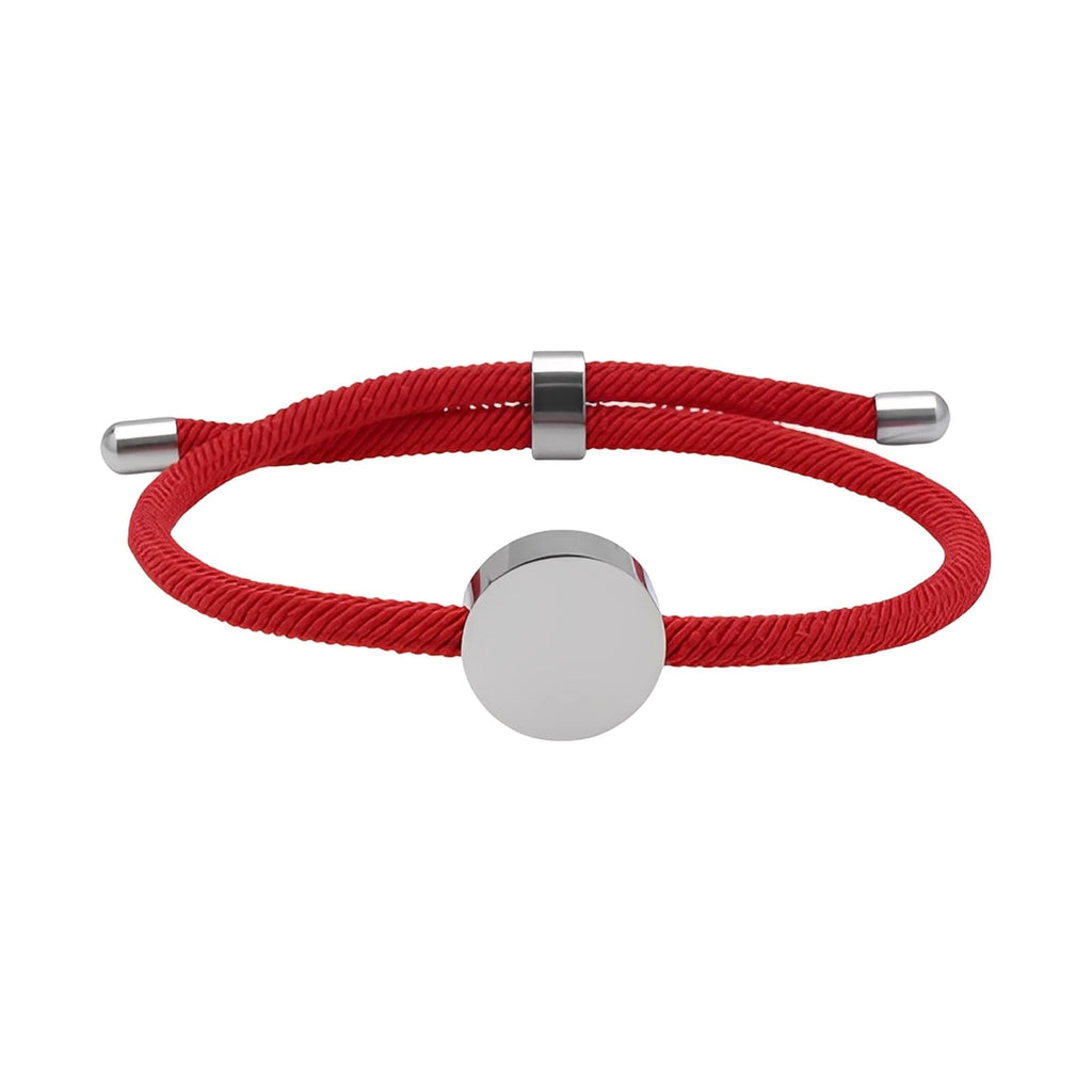 Bracelet cordon rouge ajustable avec médaillon rond en acier inoxydable poli, sans gravure visible.