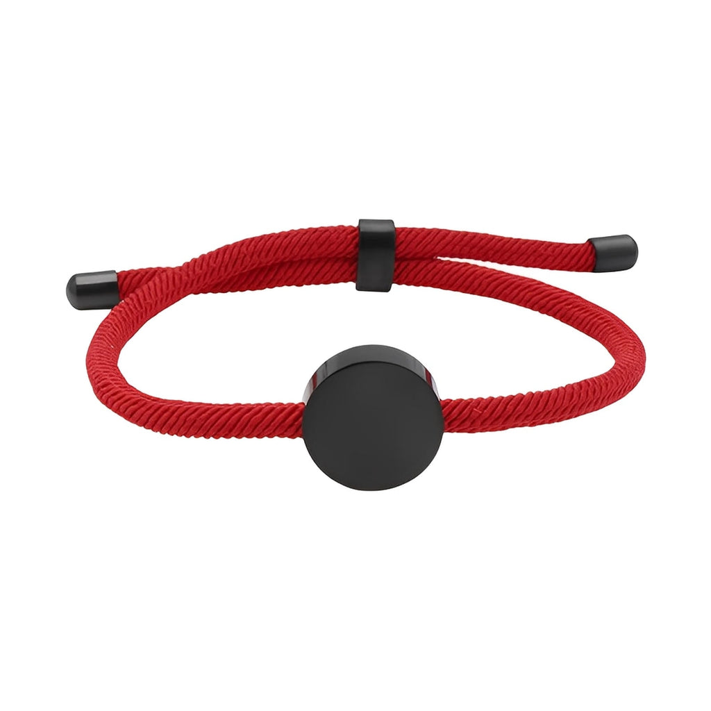 Bracelet cordon rouge avec médaillon rond en acier inoxydable noir, ajustable.