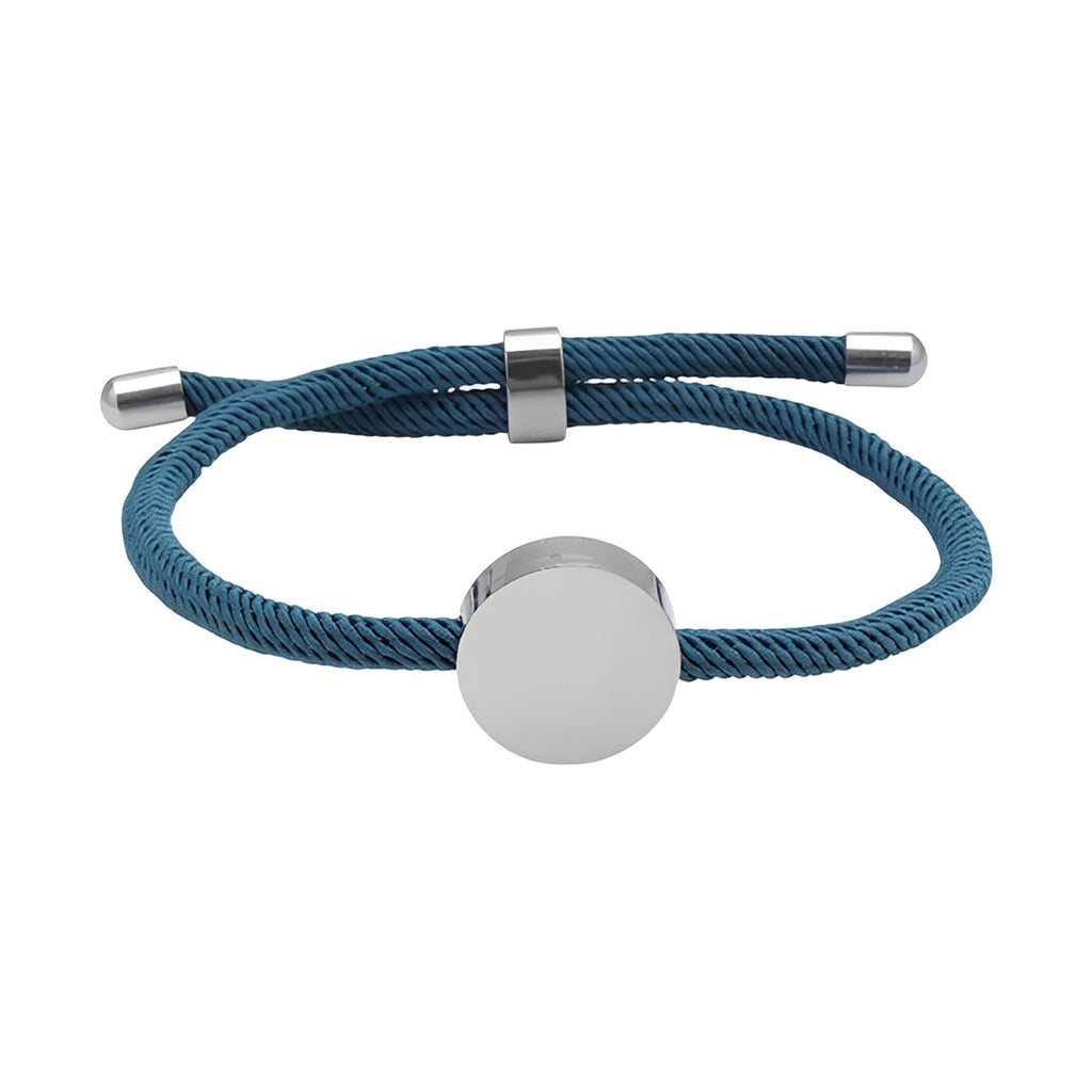Bracelet cordon bleu marine avec médaillon rond en acier inoxydable poli, style minimaliste et moderne.