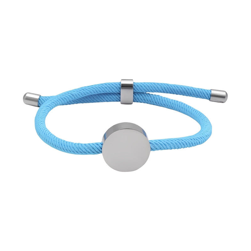 Bracelet cordon bleu ciel avec médaillon rond en acier inoxydable poli, style minimaliste et moderne.
