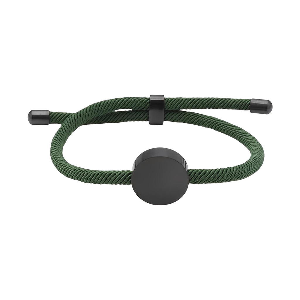 Bracelet cordon vert avec médaillon rond en acier inoxydable noir mat, ajustable.