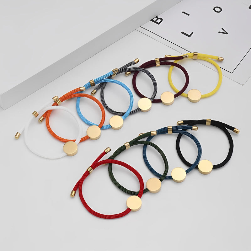 Lot de bracelets cordon colorés avec médaillons ronds en acier inoxydable doré, fermoir coulissant ajustable.