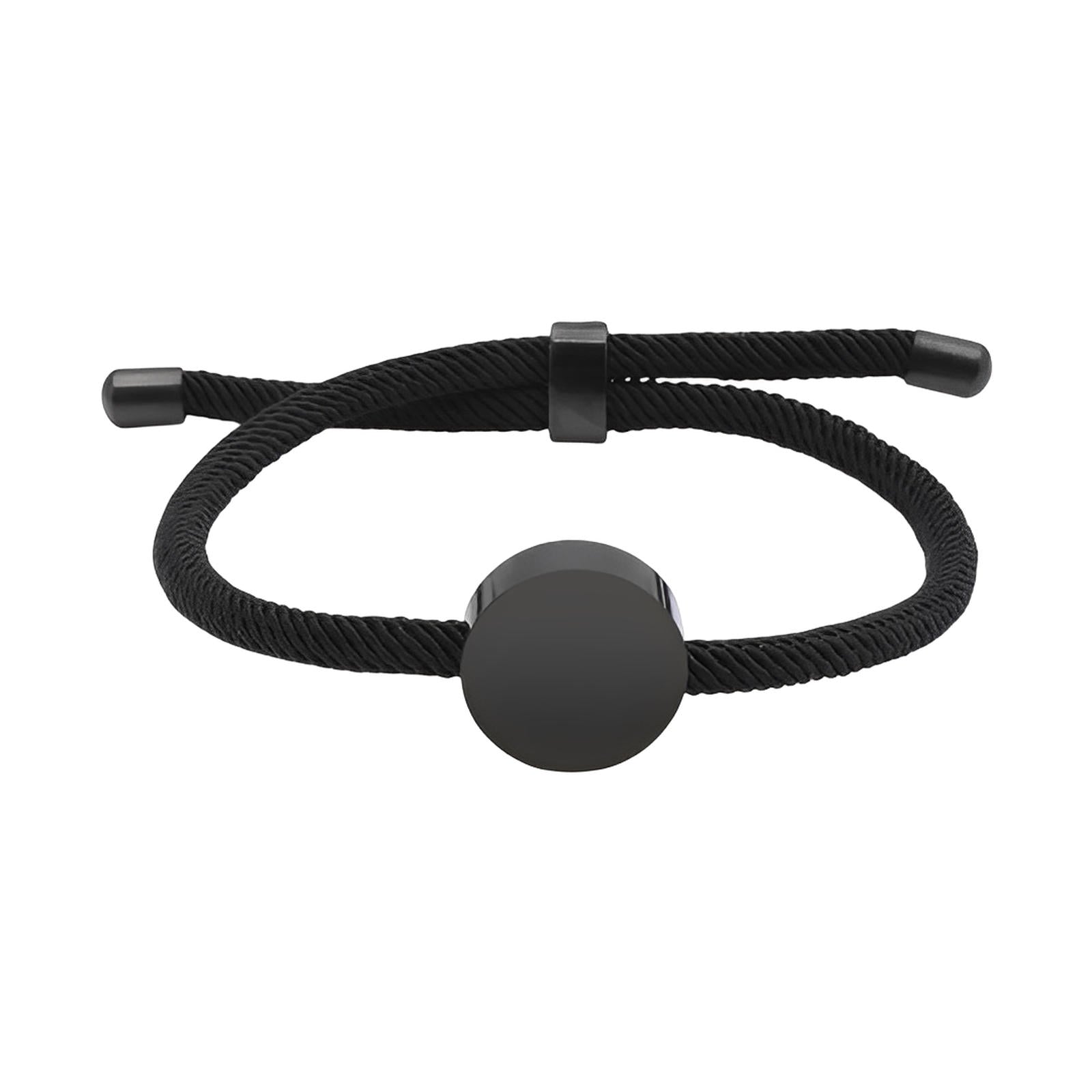 Bracelet cordon noir avec médaillon rond en acier inoxydable poli, style ajustable et minimaliste.
