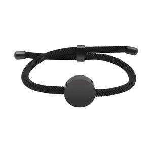 Bracelet cordon noir avec médaillon rond en acier inoxydable poli, style ajustable et minimaliste.