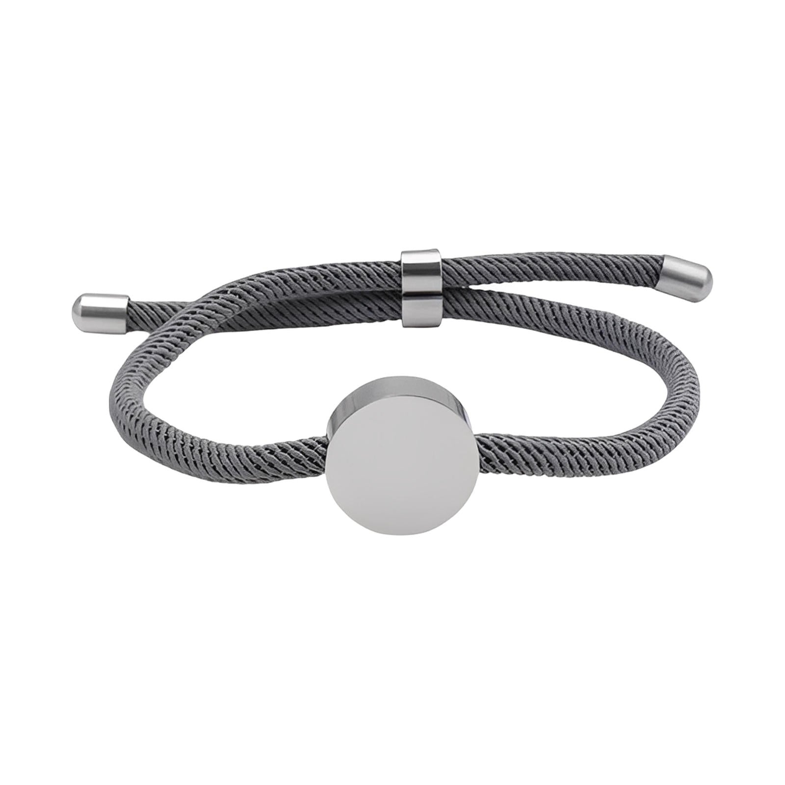 Bracelet cordon gris avec médaillon rond en acier inoxydable poli, ferme-curseur argenté ajustable.