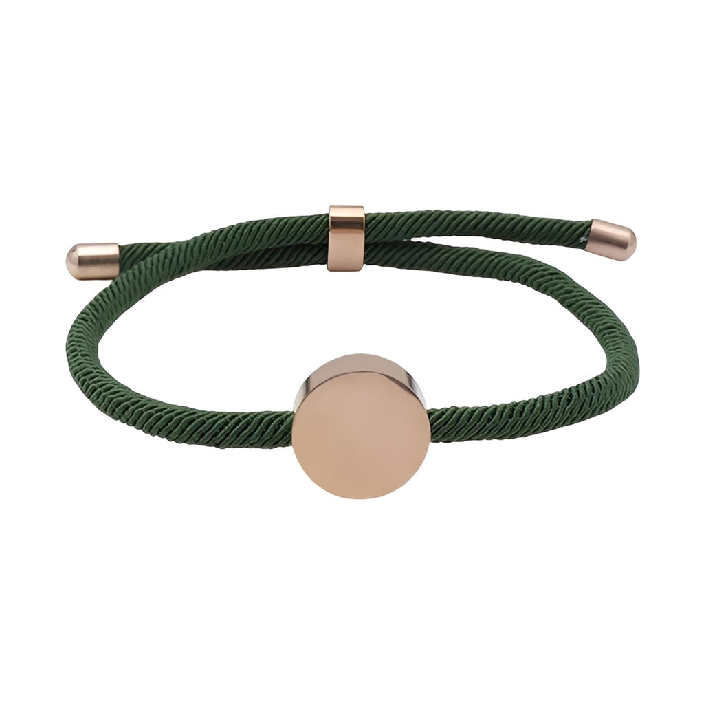 Bracelet cordon vert avec médaillon rond en acier inoxydable couleur or rose, style minimaliste.