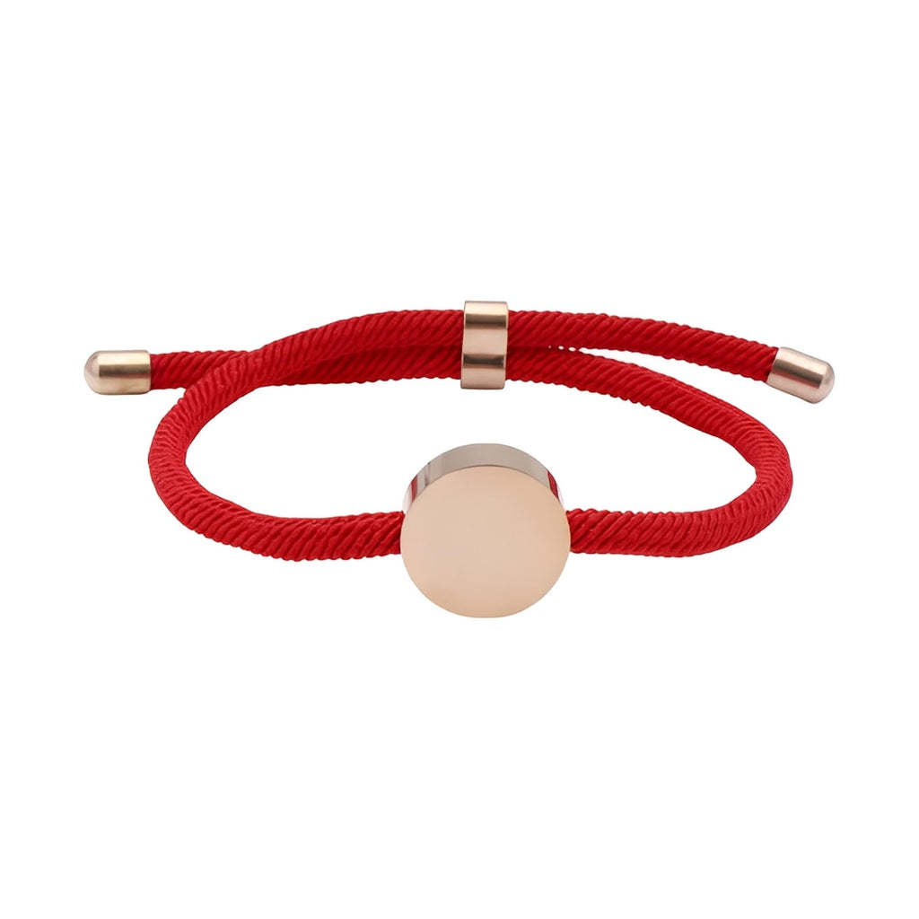 Bracelet cordon rouge avec médaillon rond en acier inoxydable doré, style minimaliste ajustable.