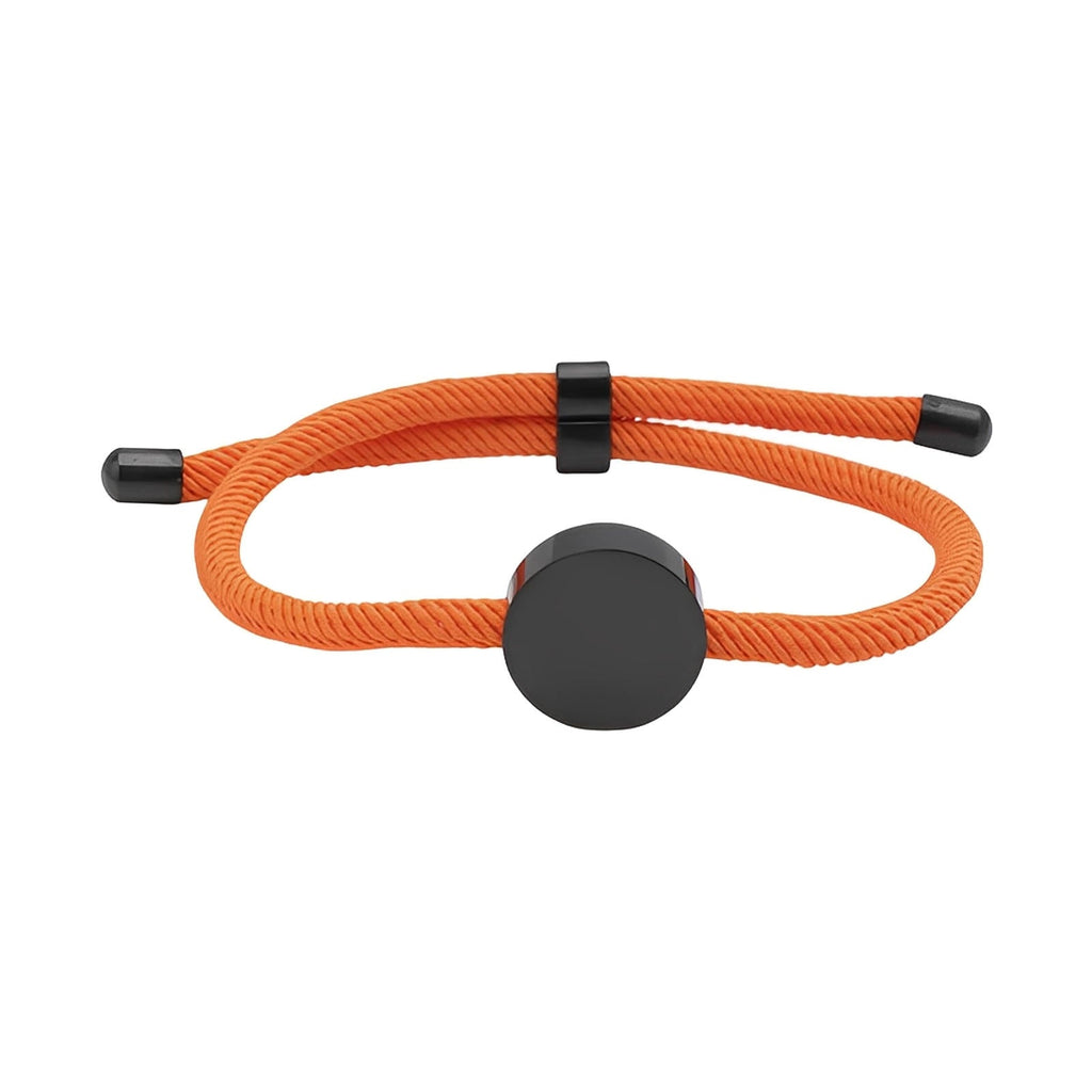 Bracelet cordon orange avec médaillon rond en acier inoxydable noir, style ajustable moderne.