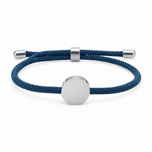 Bracelet Dax Argent / Bleu, cordon ajustable et médaillon rond, posé de face sur fond blanc