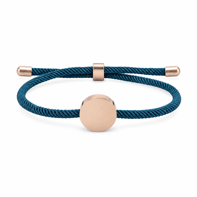 Bracelet Dax Or rosé / Bleu, cordon ajustable et médaillon rond, posé de face sur fond blanc