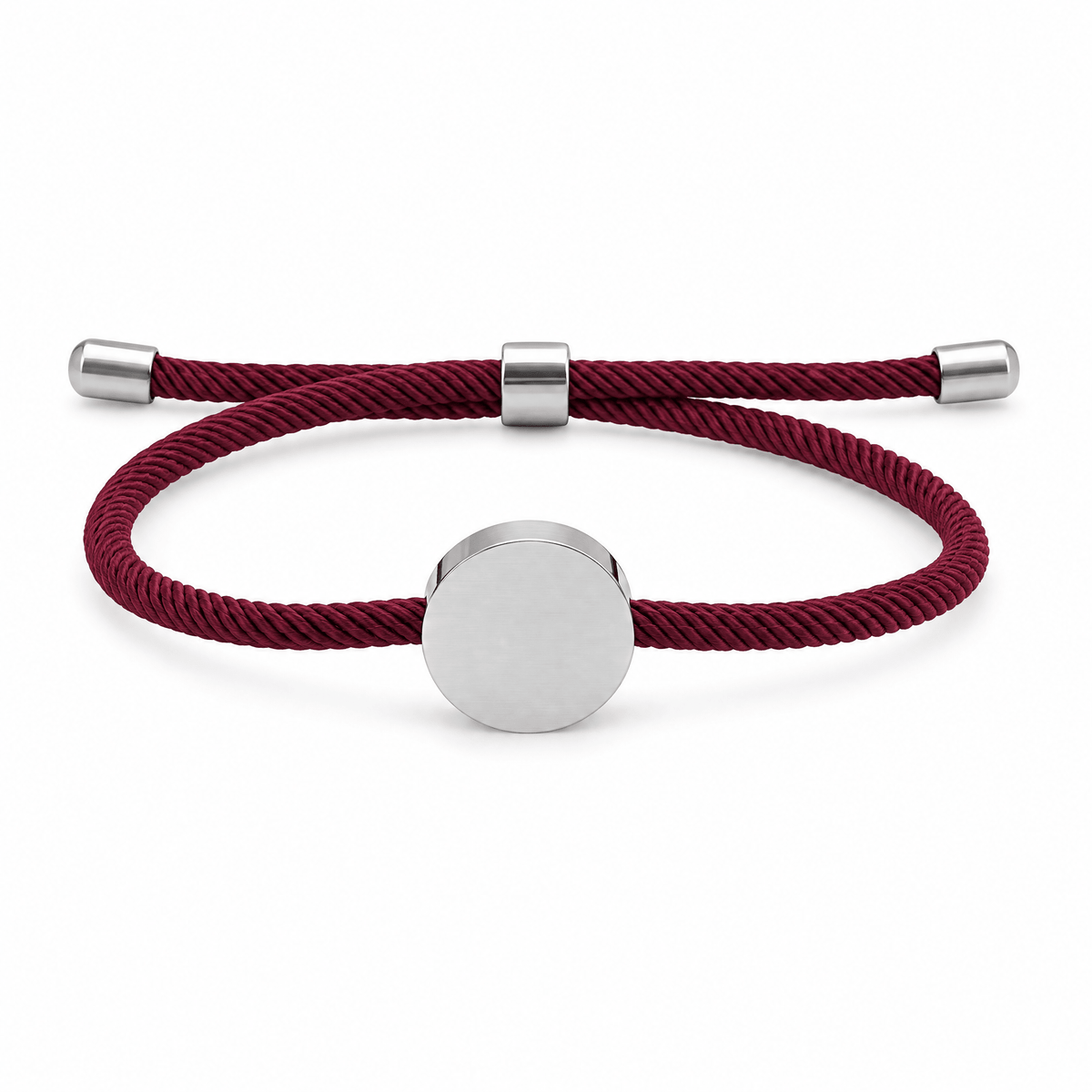 Bracelet Dax Argent / Bordeaux, cordon ajustable et médaillon rond, posé de face sur fond blanc