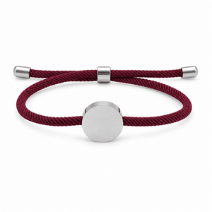 Bracelet Dax Argent / Bordeaux, cordon ajustable et médaillon rond, posé de face sur fond blanc