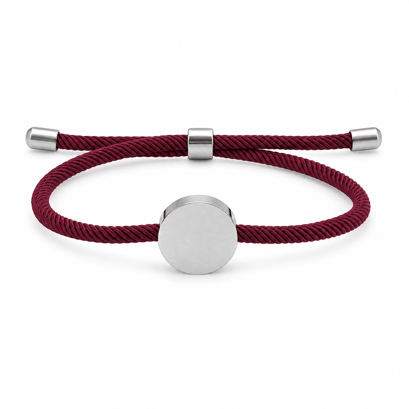 Bracelet Dax Argent / Bordeaux, cordon ajustable et médaillon rond, posé de face sur fond blanc