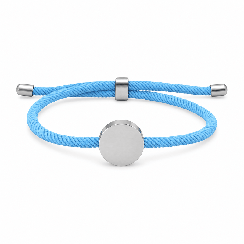 Bracelet Dax Argent / Bleu clair, cordon ajustable et médaillon rond, posé de face sur fond blanc