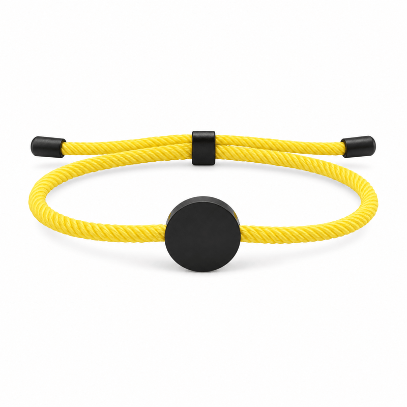 Bracelet Dax Noir / Jaune, cordon ajustable et médaillon rond, posé de face sur fond blanc