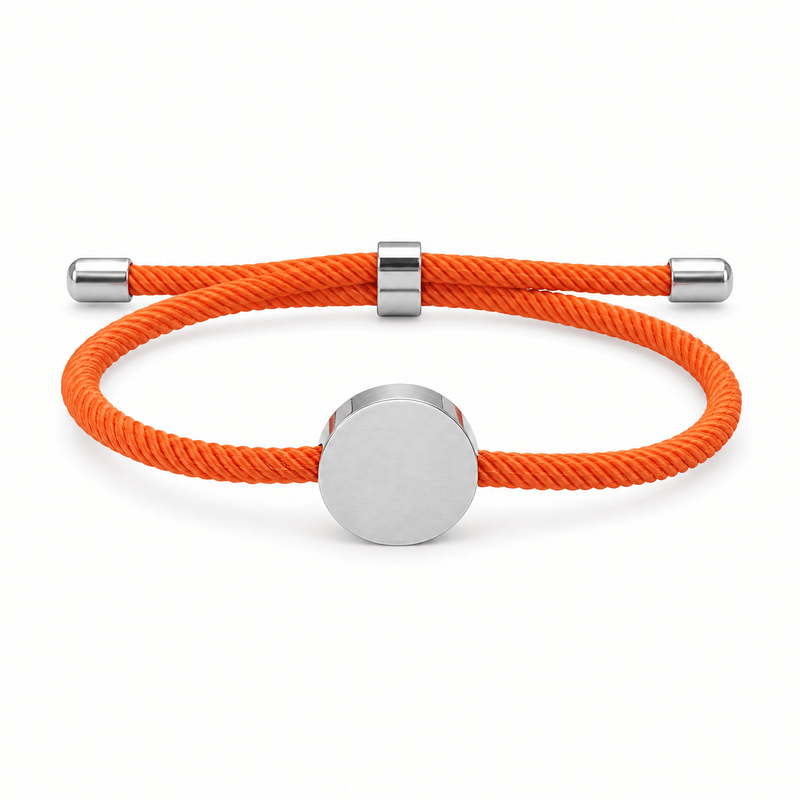 Bracelet Dax Argent / Orange, cordon ajustable et médaillon rond, posé de face sur fond blanc