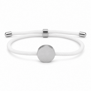 Bracelet Dax Argent / Blanc, cordon ajustable et médaillon rond, posé de face sur fond blanc