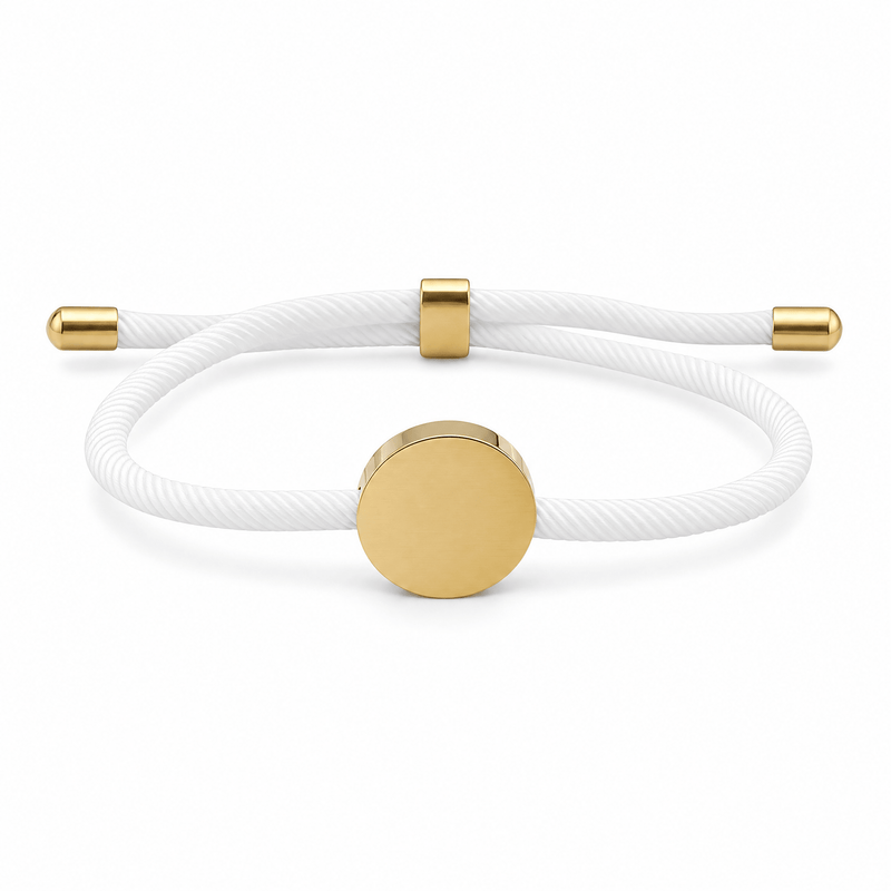Bracelet Dax Or / Blanc, cordon ajustable et médaillon rond, posé de face sur fond blanc
