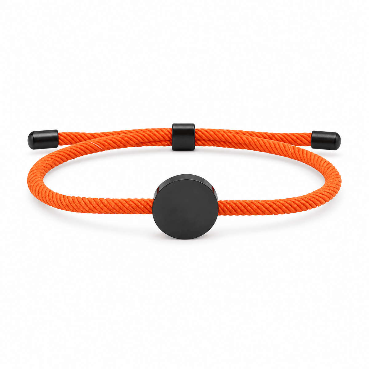 Bracelet Dax Noir / Orange, cordon ajustable et médaillon rond, posé de face sur fond blanc