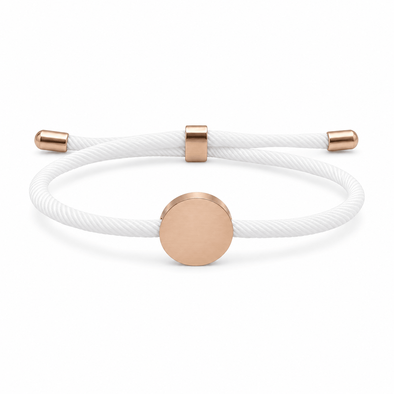 Bracelet Dax Or rosé / Blanc, cordon ajustable et médaillon rond, posé de face sur fond blanc