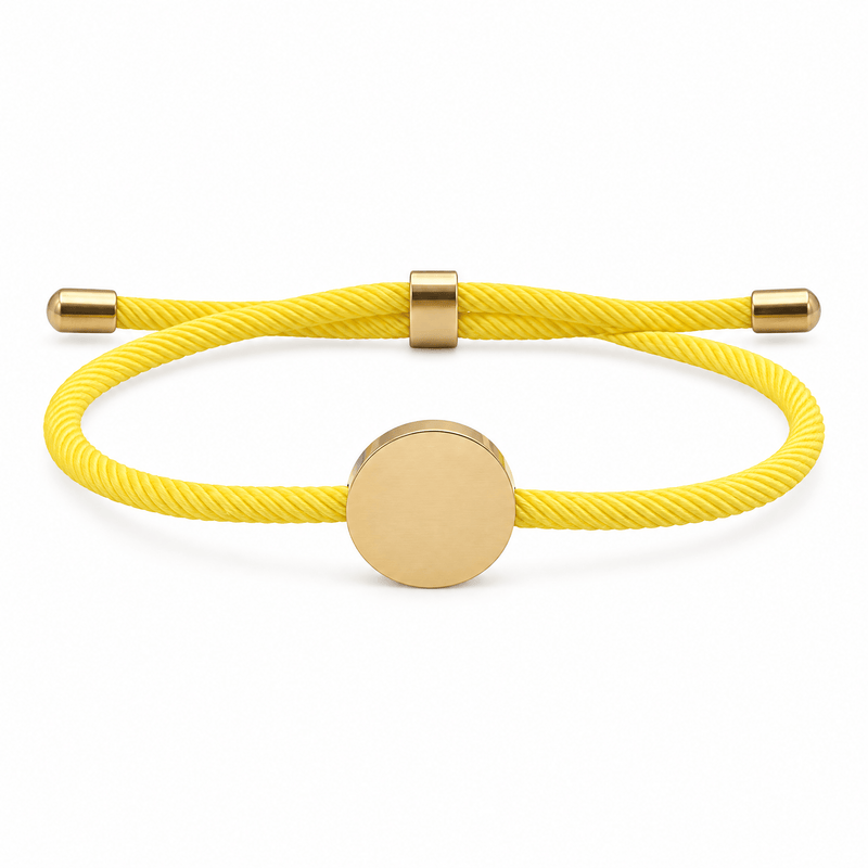 Bracelet Dax Or / Jaune, cordon ajustable et médaillon rond, posé de face sur fond blanc