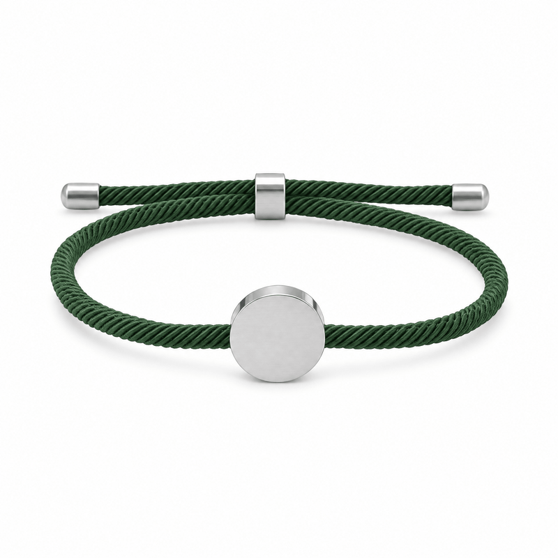 Bracelet Dax Argent / Vert, cordon ajustable et médaillon rond, posé de face sur fond blanc