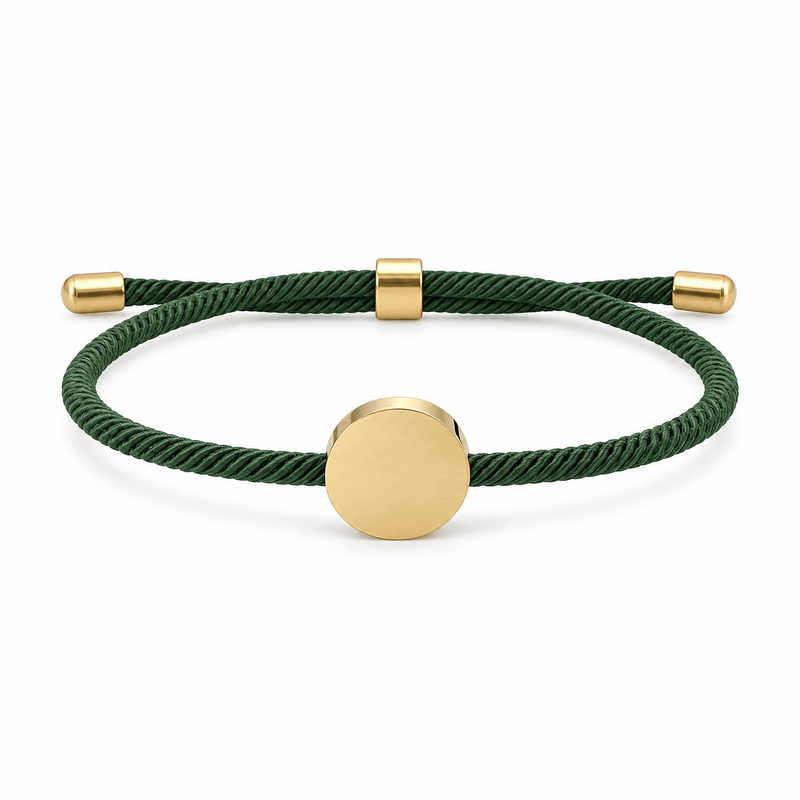 Bracelet Dax Or / Vert, cordon ajustable et médaillon rond, posé de face sur fond blanc
