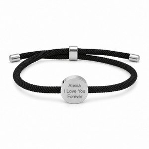 Bracelet Dax Argent / Noir gravé Alexia I Love You Forever, cordon ajustable et médaillon rond, posé de face sur fond blanc