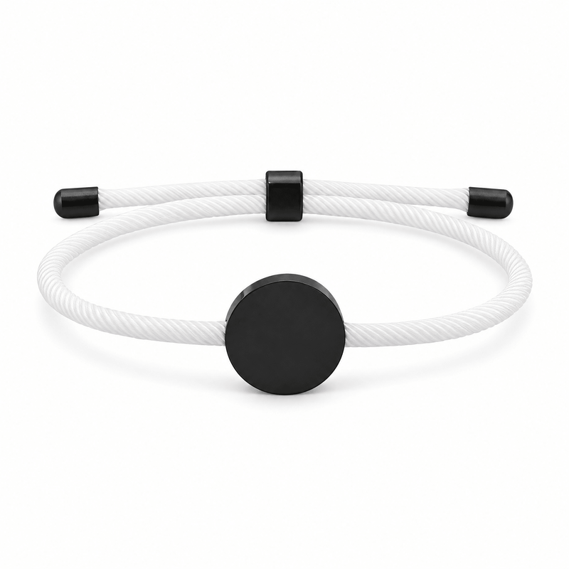Bracelet Dax Noir / Blanc, cordon ajustable et médaillon rond, posé de face sur fond blanc