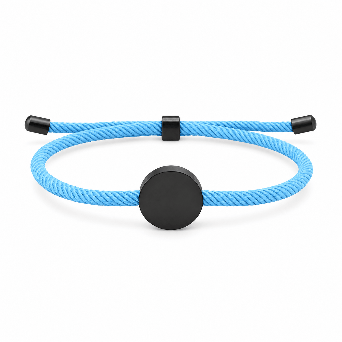 Bracelet Dax Noir / Bleu clair, cordon ajustable et médaillon rond, posé de face sur fond blanc