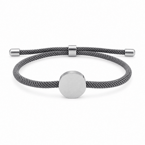 Bracelet Dax Argent / Gris, cordon ajustable et médaillon rond, posé de face sur fond blanc