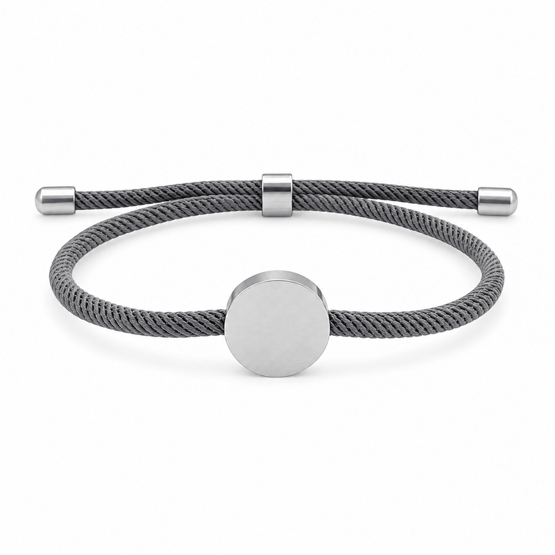 Bracelet Dax Argent / Gris, cordon ajustable et médaillon rond, posé de face sur fond blanc