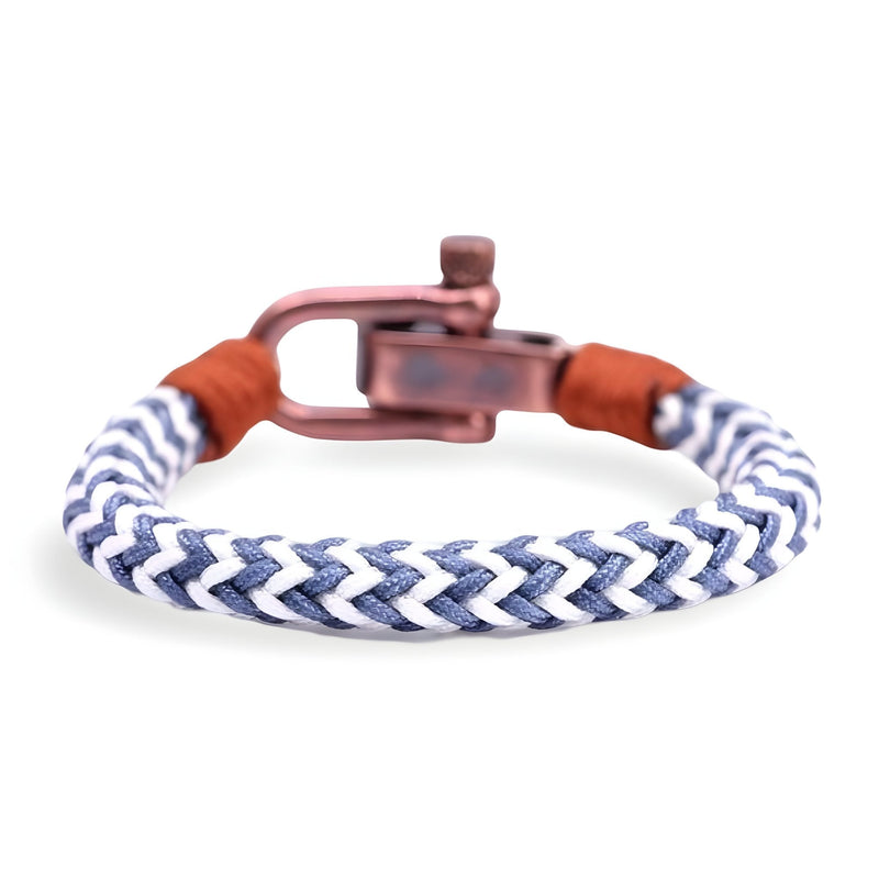 Bracelet cordon bleu et blanc avec fermoir mousqueton en métal couleur cuivre, détails en cuir marron.