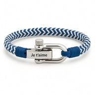 Bracelet cordon bleu et blanc à motif chevrons avec fermoir mousqueton argenté gravé Je t’aime.