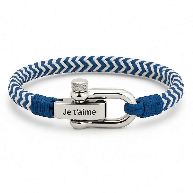 Bracelet cordon bleu et blanc à motif chevrons avec fermoir mousqueton argenté gravé Je t’aime.