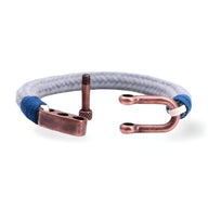 Bracelet cordon gris clair à fermoir mousqueton en métal cuivré style vintage.