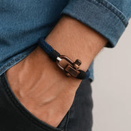 Bracelet cordon bleu marine homme avec mousqueton métal noir mat, style robuste.