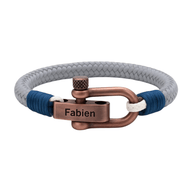 Bracelet cordon gris à mousqueton cuivre gravé Fabien avec détails bleus pour homme.
