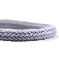 Bracelet cordon gris tressé en textile fin, finition détail serré, style masculin élégant.