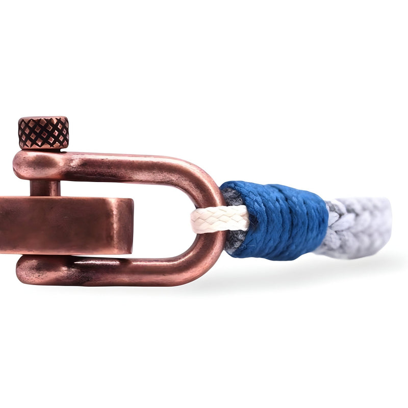 Bracelet cordon bleu et gris avec mousqueton en métal cuivré, finition tressée élégante.