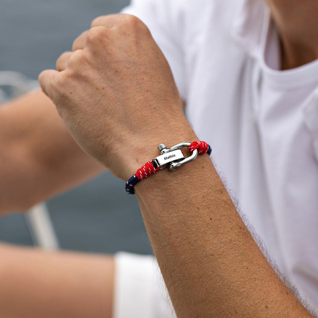 Bracelet cordon rouge et bleu avec fermoir mousqueton argenté pour homme, style moderne.