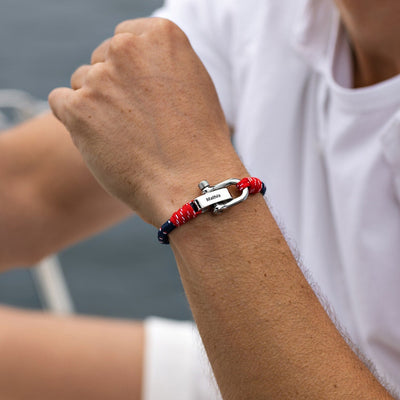 Bracelet cordon rouge et bleu avec fermoir mousqueton argenté pour homme, style moderne.
