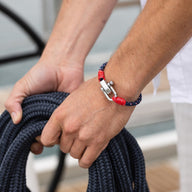Bracelet cordon bleu et rouge pour homme avec fermoir mousqueton argenté, style marin.