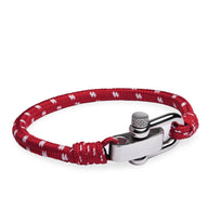 Bracelet cordon rouge à motifs blancs avec fermoir mousqueton en métal argenté, style masculin.