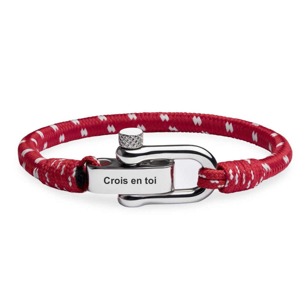 Bracelet cordon rouge avec détails blancs et fermoir mousqueton en métal gravé "Crois en toi".