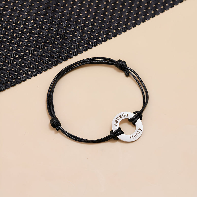 Bracelet cordon noir ajustable avec anneau en acier inoxydable gravé personnalisé.