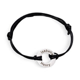Bracelet cordon noir avec anneau en acier inoxydable gravé des prénoms Isabella et Henry.